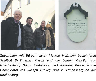 Zusammen mit Bürgermeister Markus Hofmann besichtigten Stadtrat Dr. Thomas Klyscz und die beiden Künstler aus Griechenland, Nikos Avatagelos und Katerina Kourentzi die Gedenktafel von Joseph Ludwig Graf v. Armansperg an der Kirchenburg.
